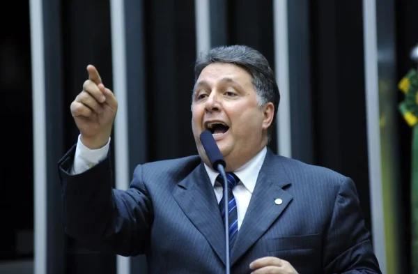 Coligação de Paes pede novos documentos em ação contra candidatura de Garotinho