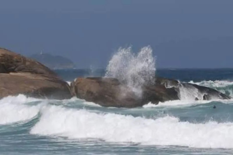 Orla do Rio tem alerta de ressaca até quinta-feira