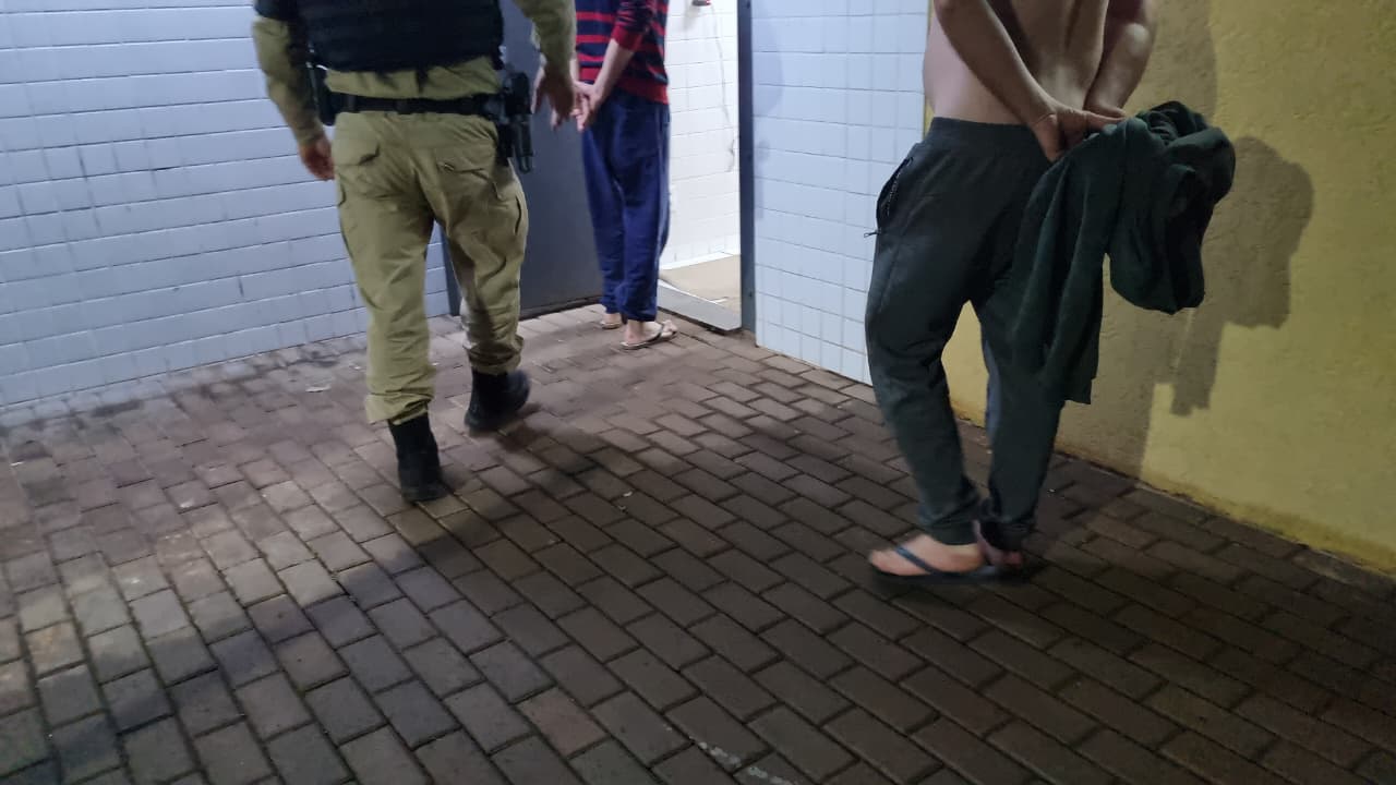 Dois homens são presos por dívida de pensão e levados a Cascavel