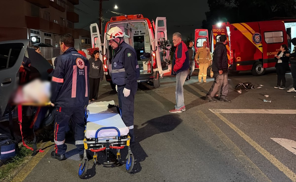 Motociclista fica em estado grave após colisão com carro de aplicativo em Curitiba