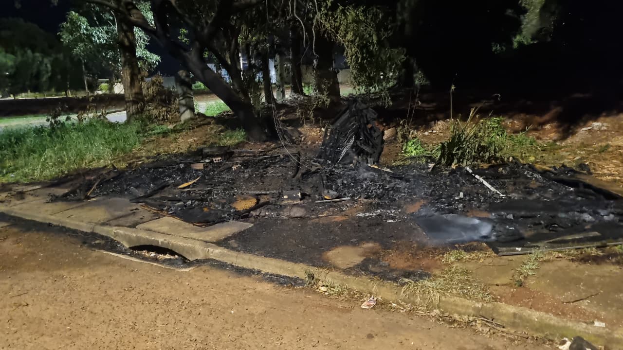 Incêndio em entulho é controlado no Bairro Santos Dumont, em Cascavel