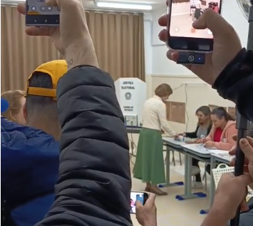 Gleisi Hoffmann vota em Curitiba no primeiro turno das eleições de 2026