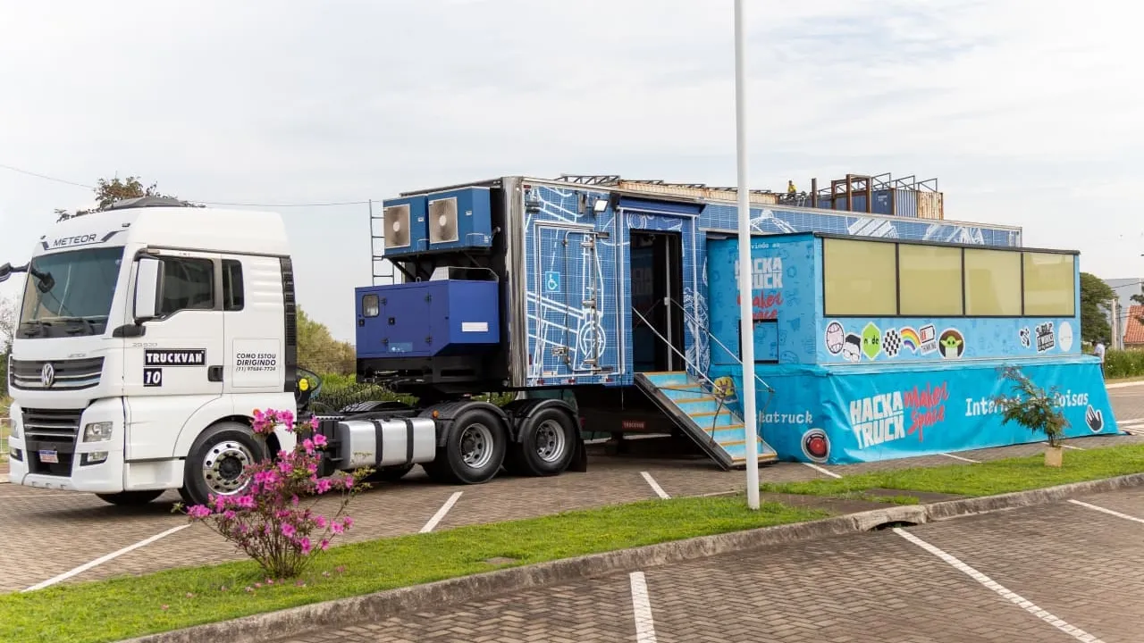 Unioeste de Cascavel recebe curso de tecnologia em carreta do HackaTruck