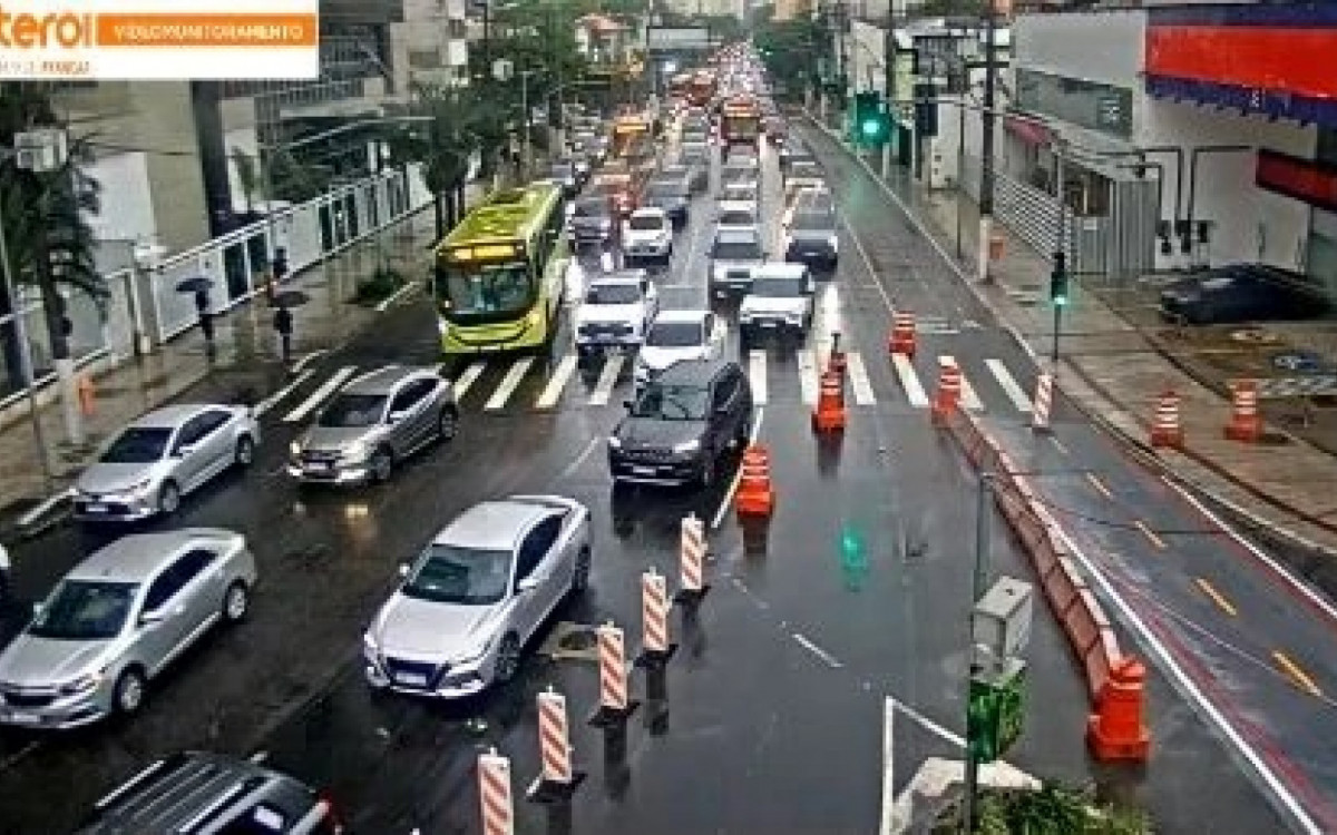 Deslizamento no Caramujo interdita faixa da RJ-104 e amplia congestionamentos
