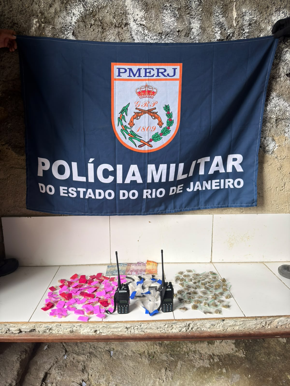 Dois homens são presos com drogas no Morro do MIC, em Niterói