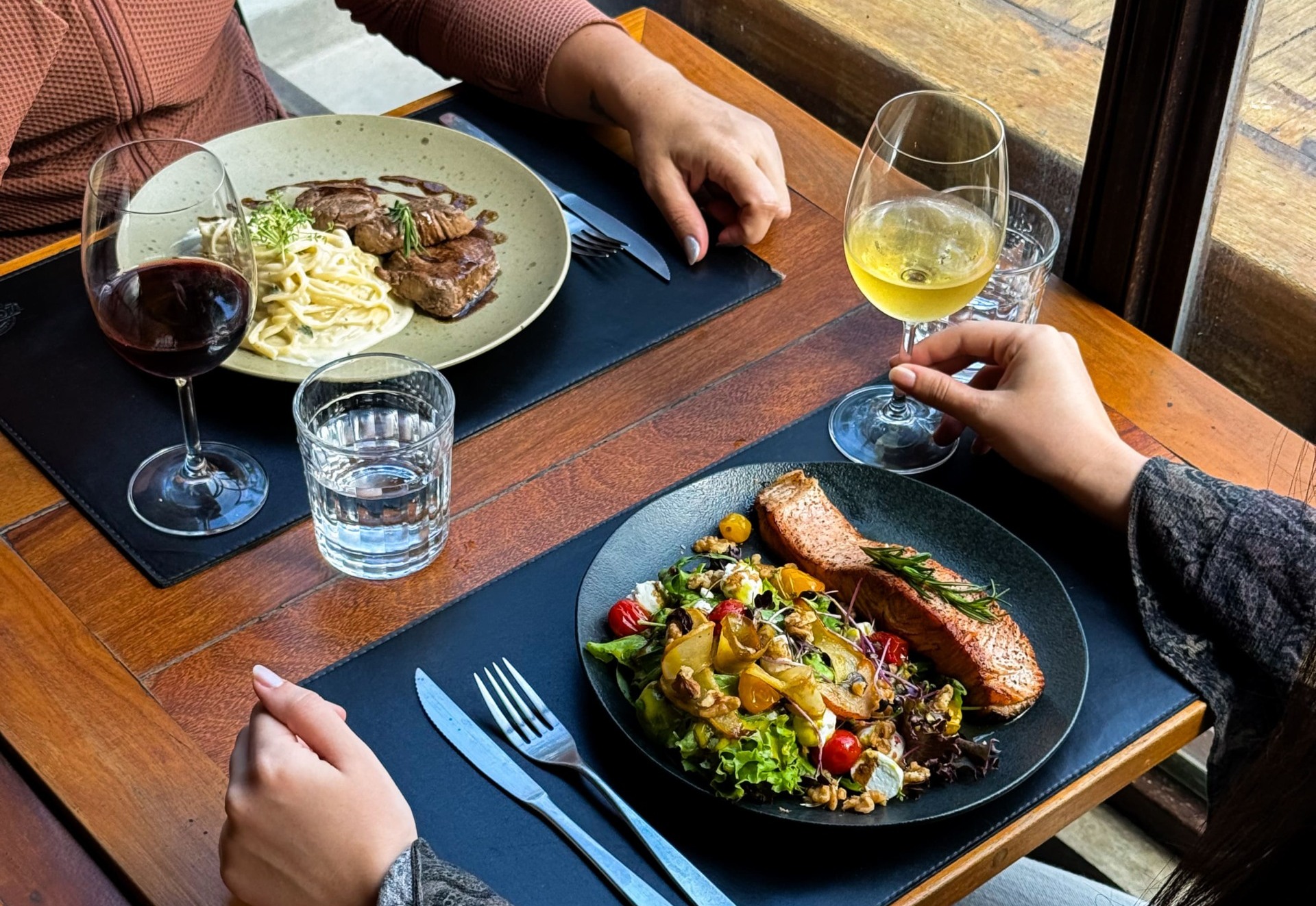 Mostaro amplia horário em Piratininga com brunch, almoço e pizza