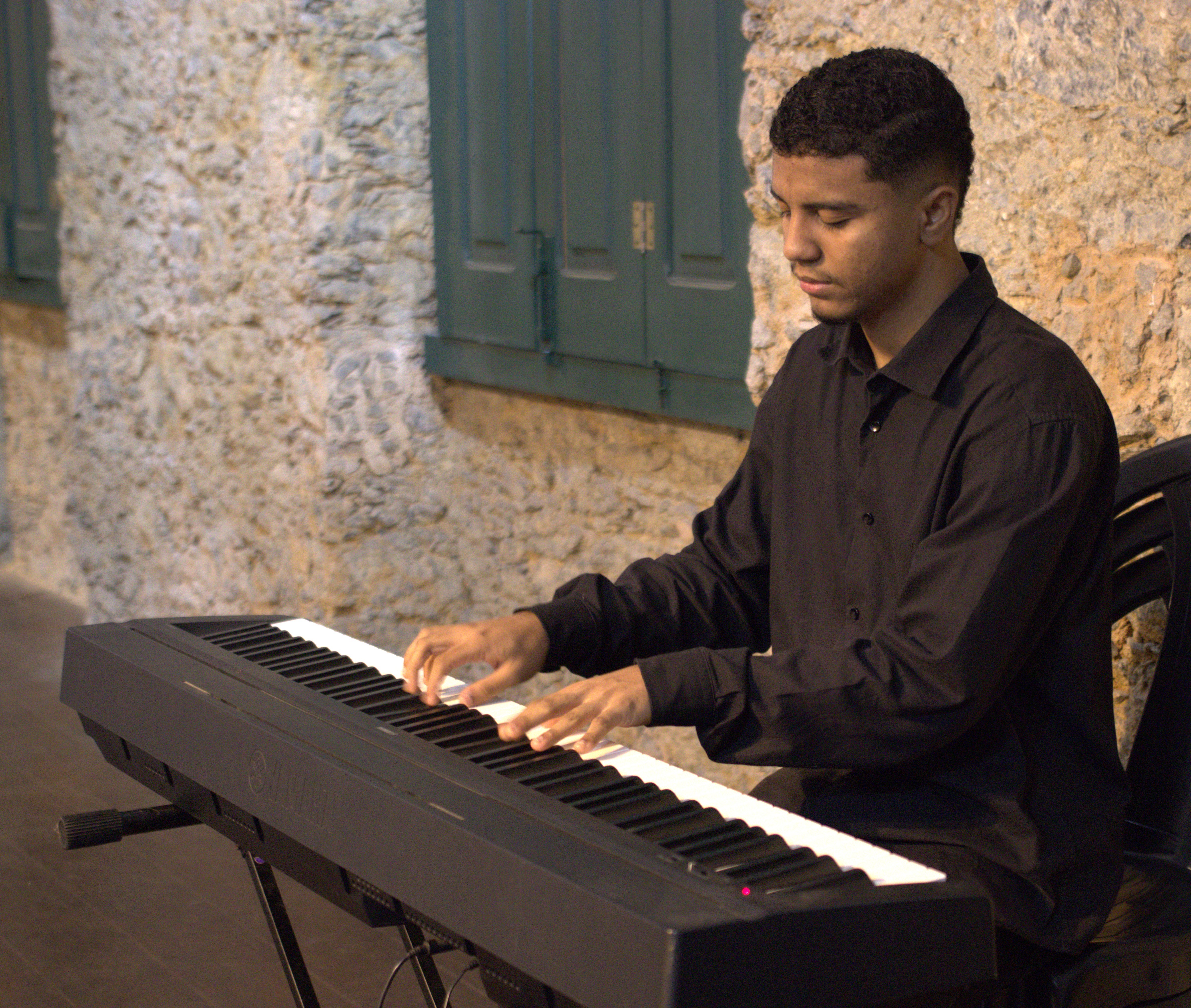 Pianista de 18 anos faz concerto gratuito no Theatro Municipal de Niterói