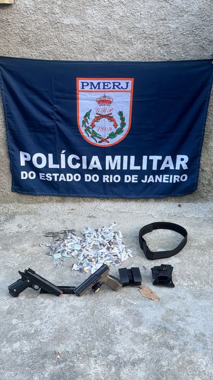 Três homens são presos com pistola e drogas no Engenho do Mato