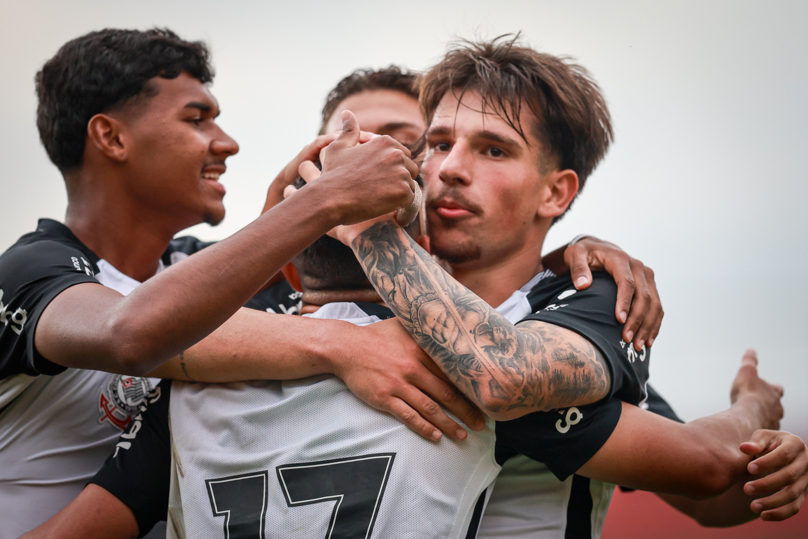 Flamengo e Corinthians se enfrentam pelo Brasileirão sub-17 nesta terça