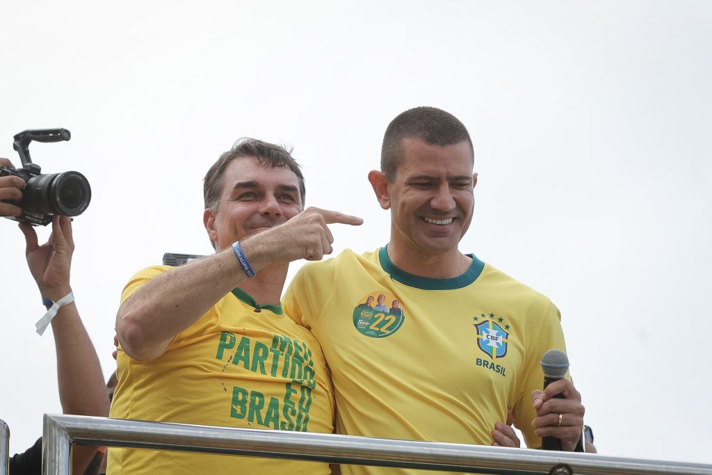 Flávio Bolsonaro inicia campanha presidencial com ato em Copacabana