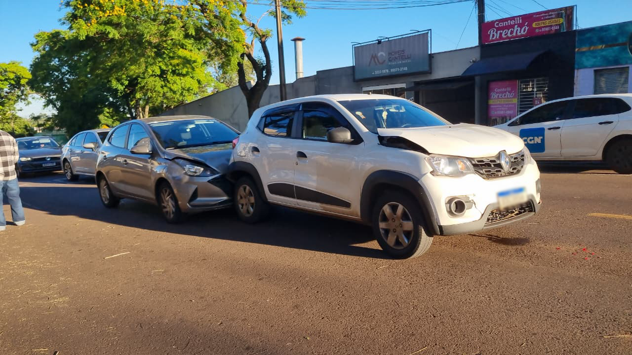 Engavetamento entre três veículos interdita parcialmente a Rua Manaus