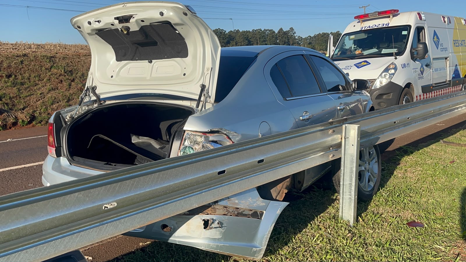 Vectra bate na proteção da BR-467 após colisão com caminhão em Cascavel