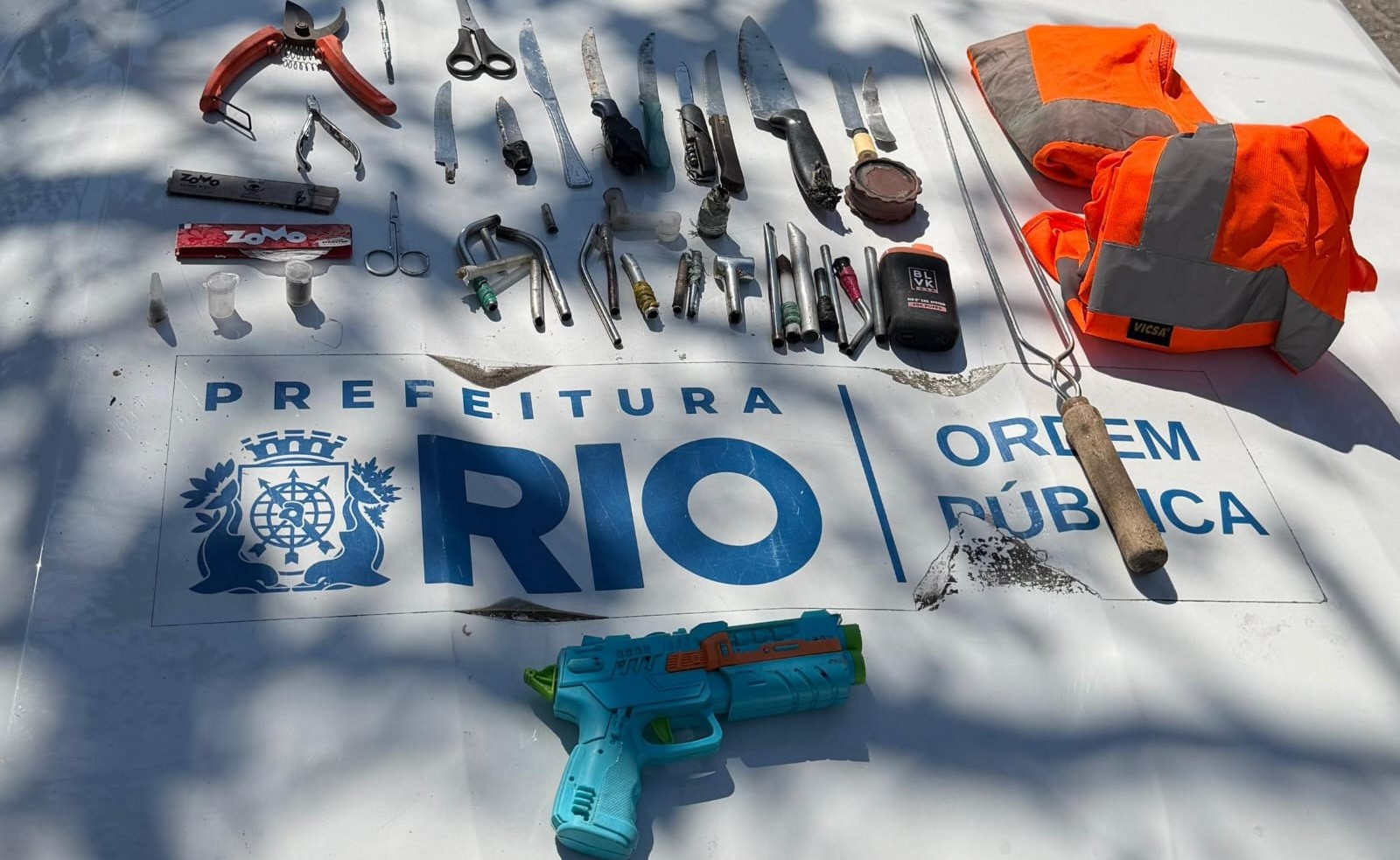 Operação apreende objetos perfurocortantes e simulacro em Jacarepaguá