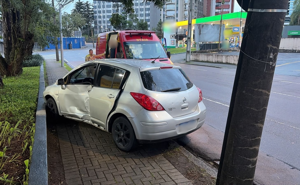 Motorista fica ferido após carro bater contra poste no bairro Ahú, em Curitiba