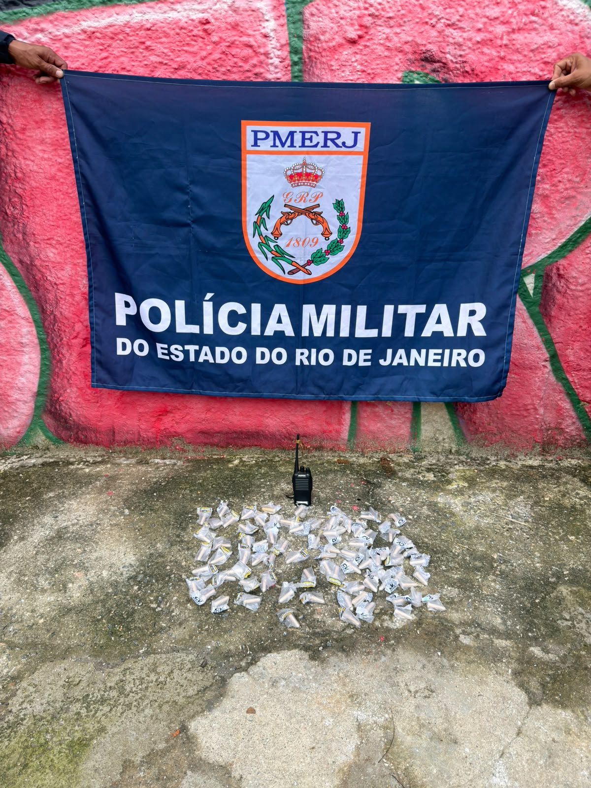 PM apreende drogas e rádio transmissor no Cubango, em Niterói