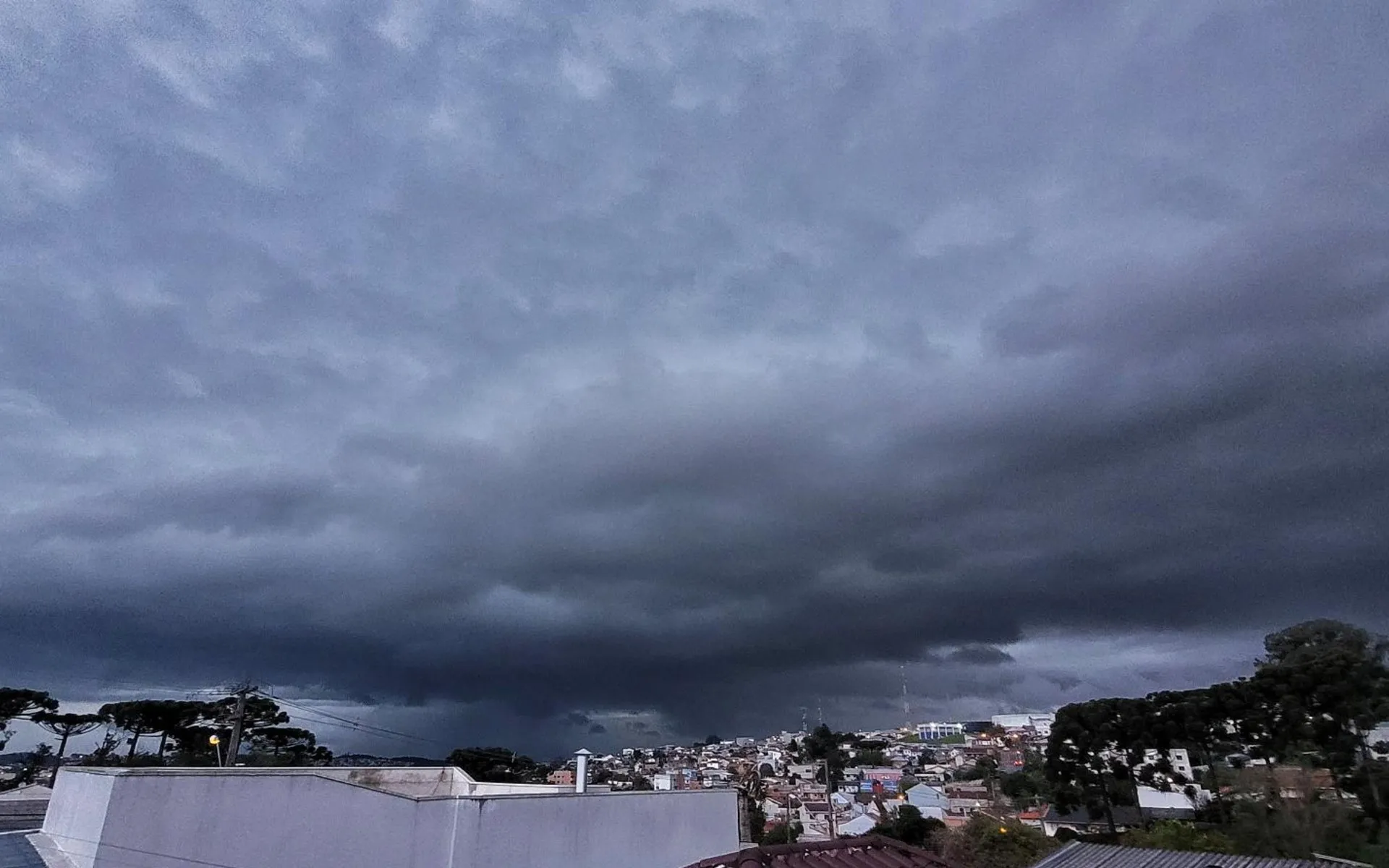 Defesa Civil envia alerta vermelho de tempestade para Curitiba e região