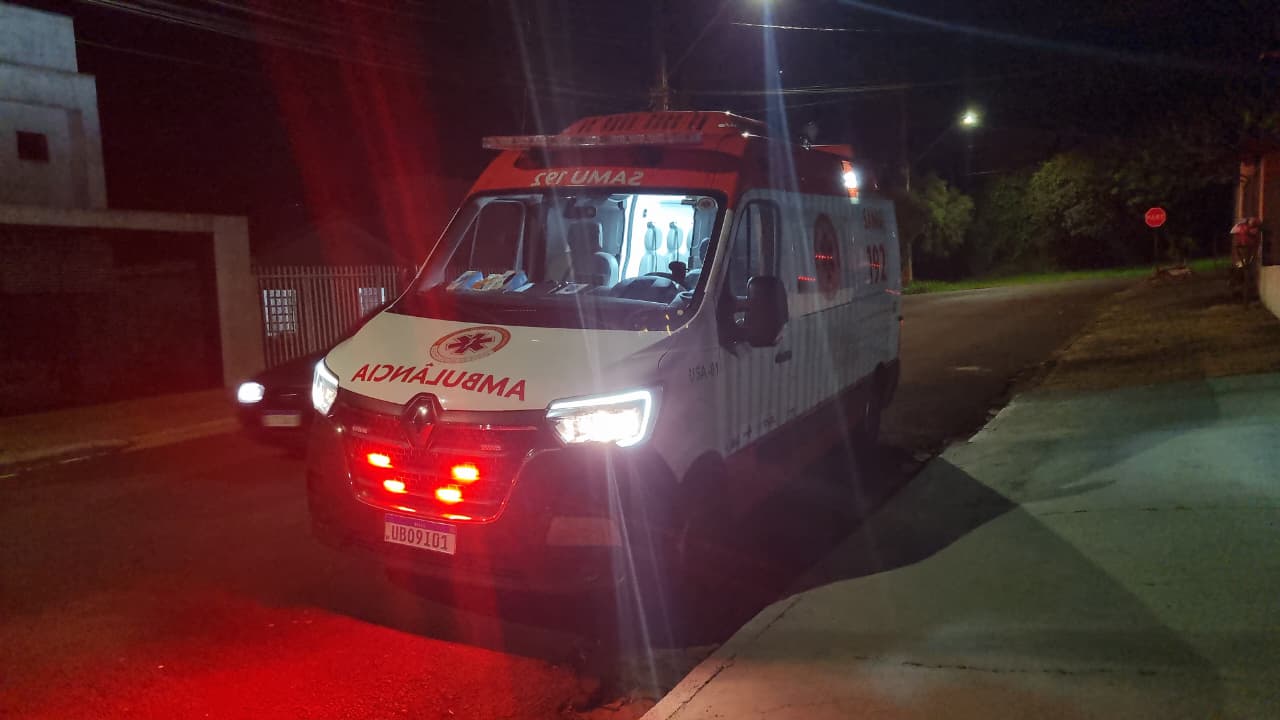 Idosa passa mal e é atendida pelo SAMU no Bairro Guarujá, em Cascavel