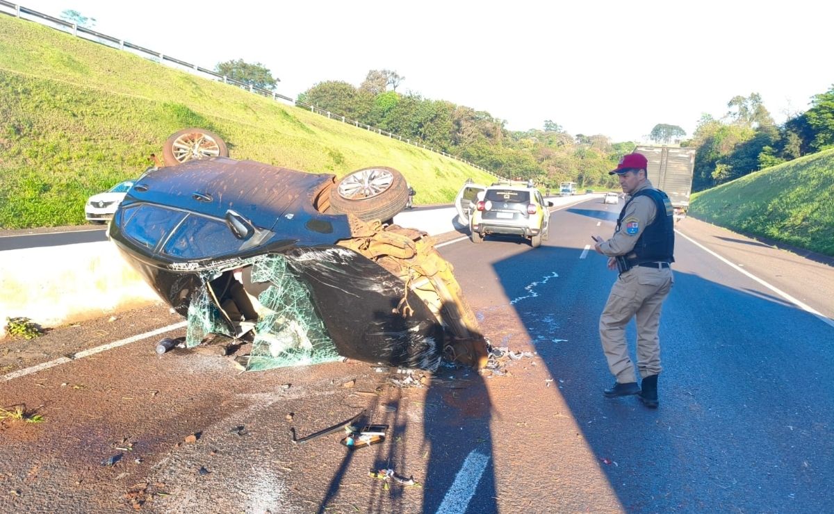Jovem fica ferido após capotar Corolla na PRC-467, em Cascavel