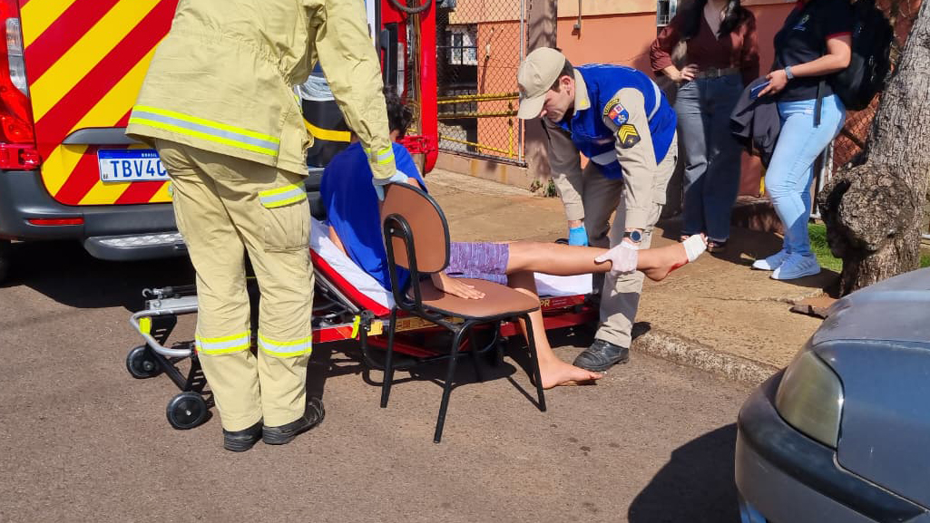 Adolescente de 13 anos se fere no pé durante atividade em colégio de Cascavel