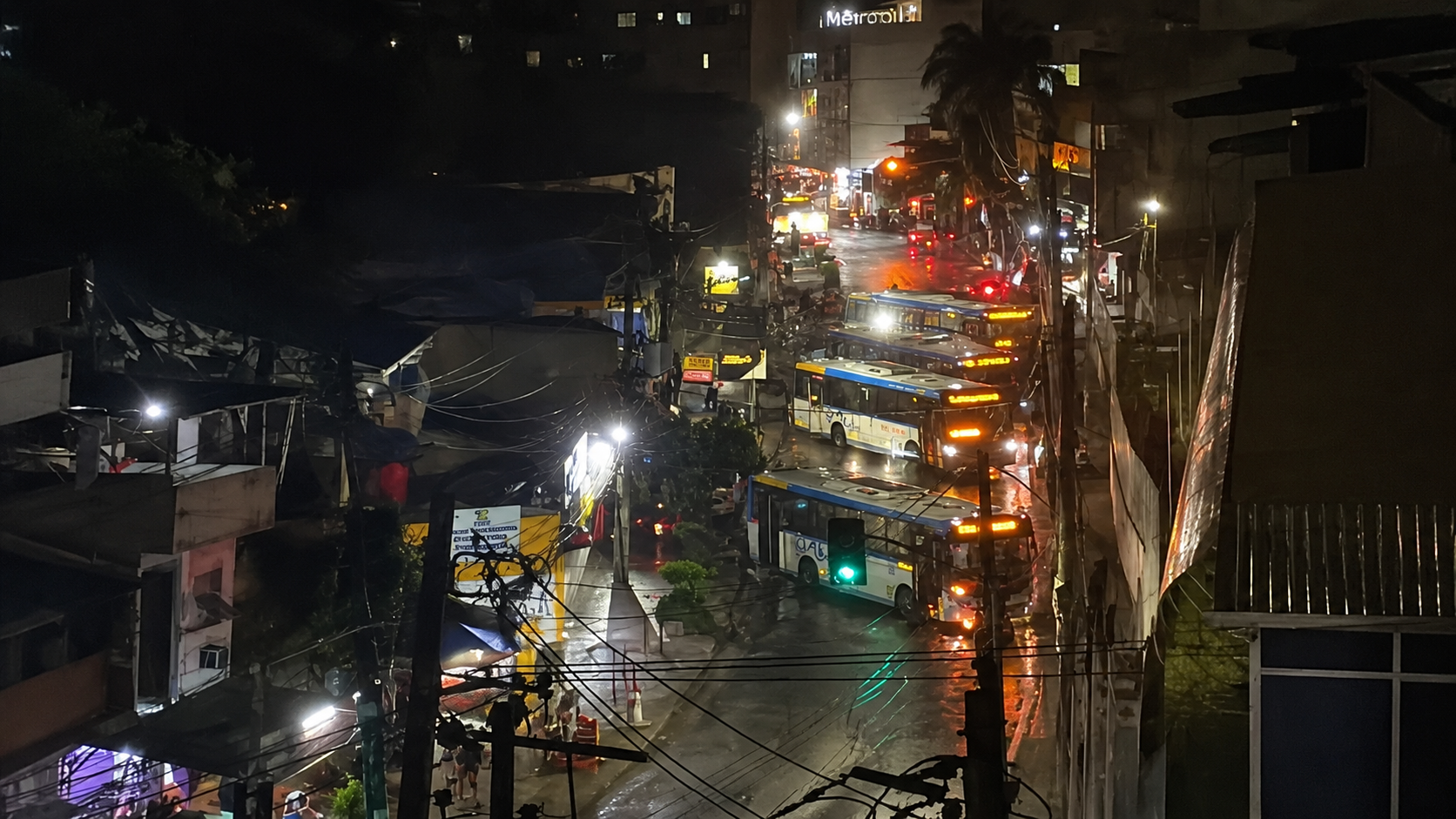Tiroteios deixam quatro mortos e 14 ônibus sequestrados no Rio