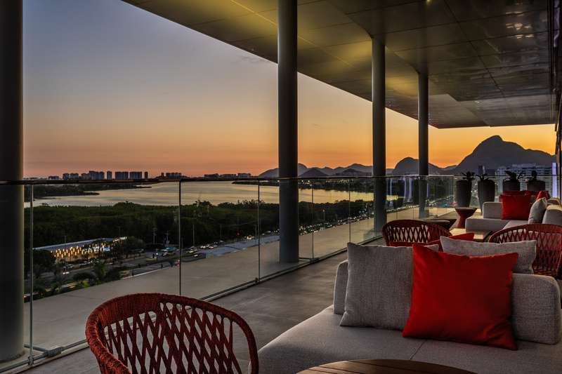 Hilton Barra promove festas de aquecimento com a Red Bull no rooftop