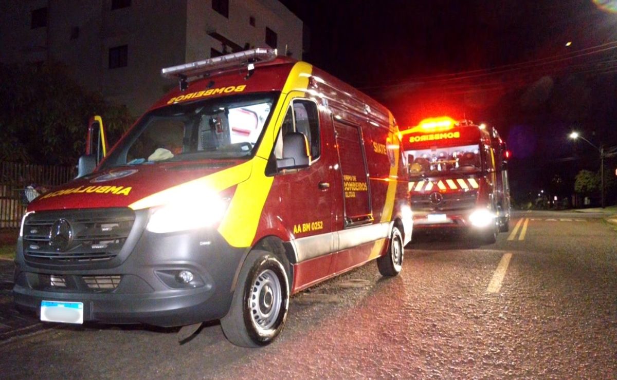 Idoso fica preso de cabeça para baixo após cair de telhado em Cascavel