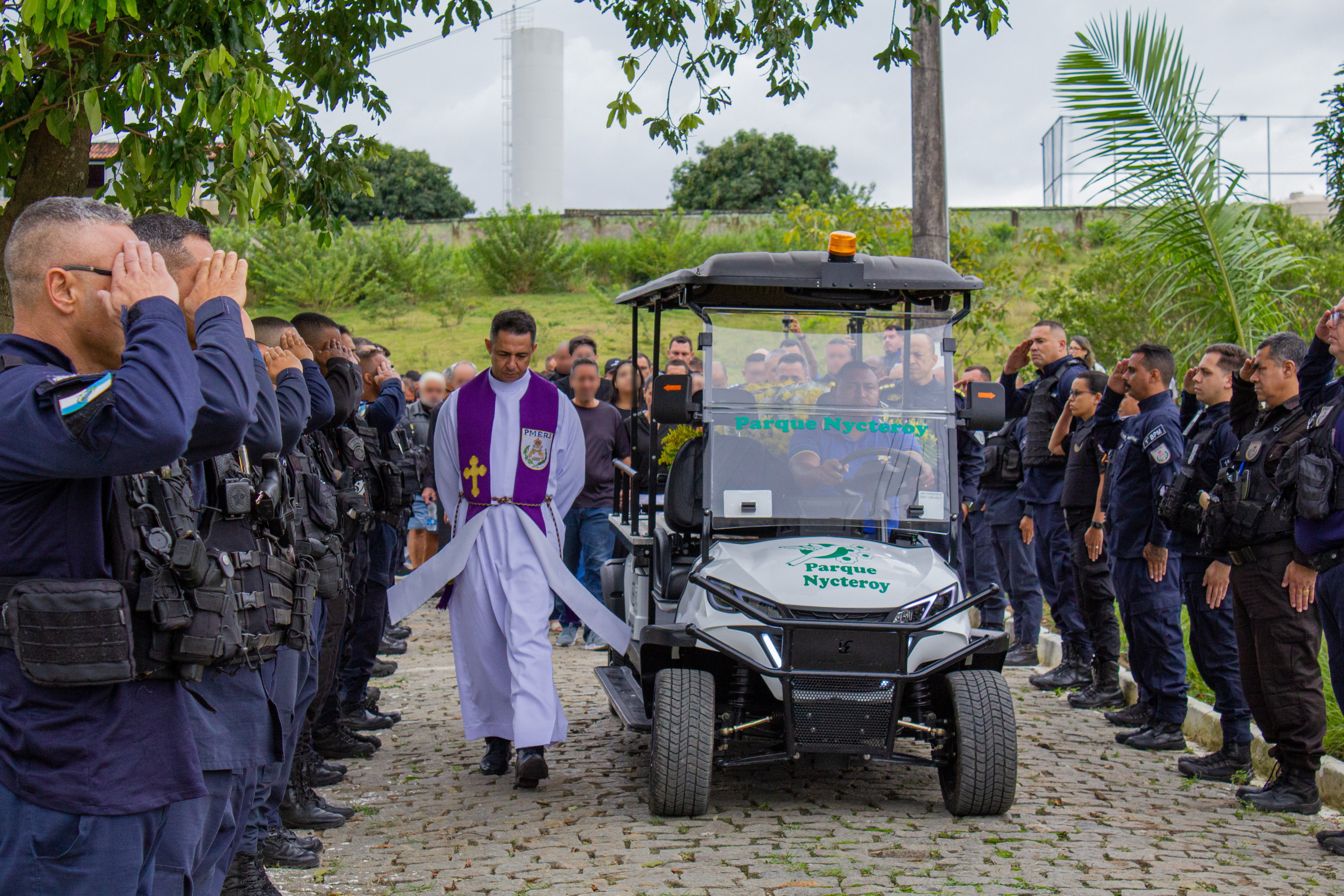 Ex-cabo da PM é sepultado após ataque a tiros no Centro de São Gonçalo