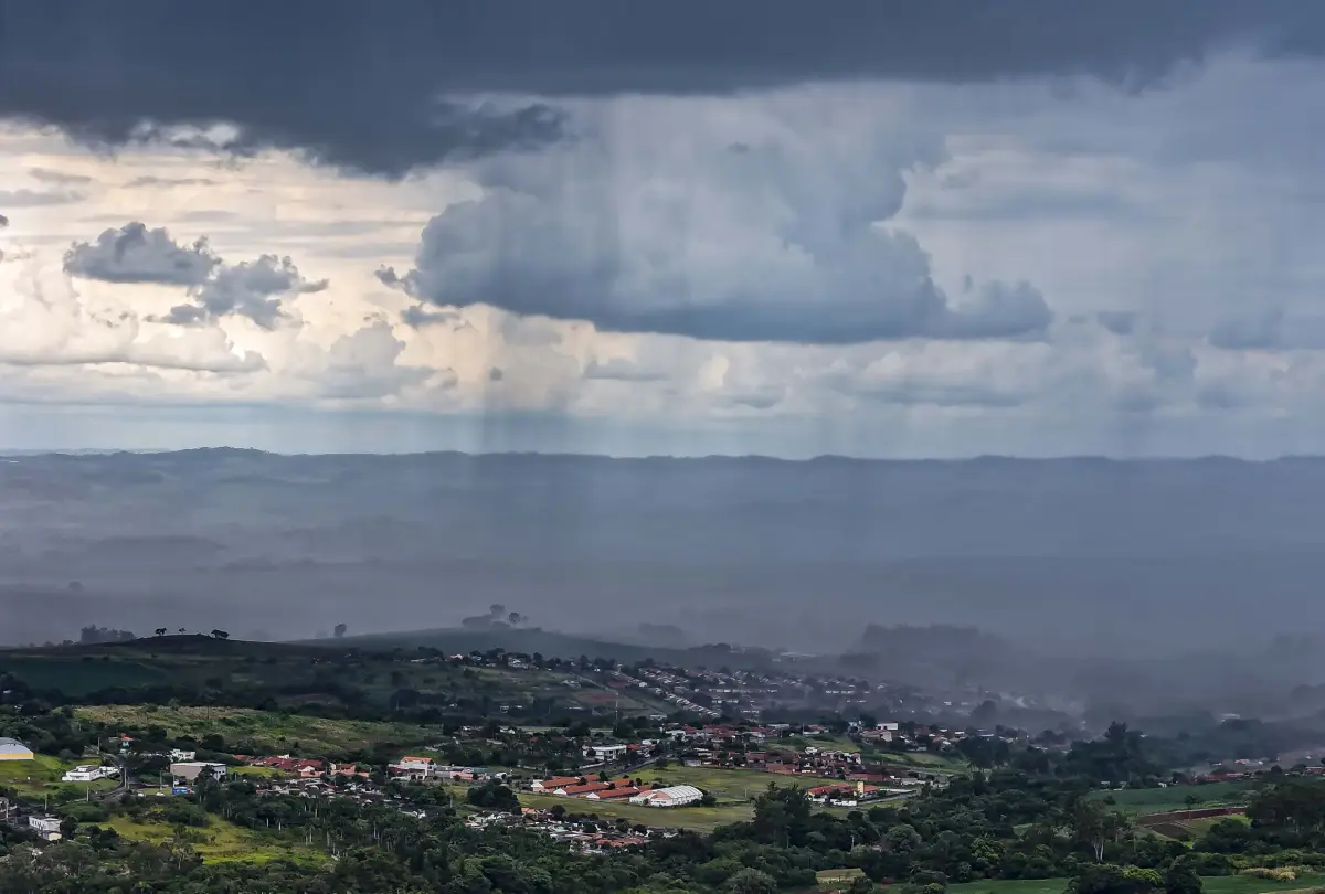 Curitiba e outras 349 cidades têm alerta de tempestade nesta terça-feira
