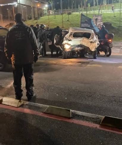 Acidente entre dois carros causa congestionamento no Fonseca, em Niterói