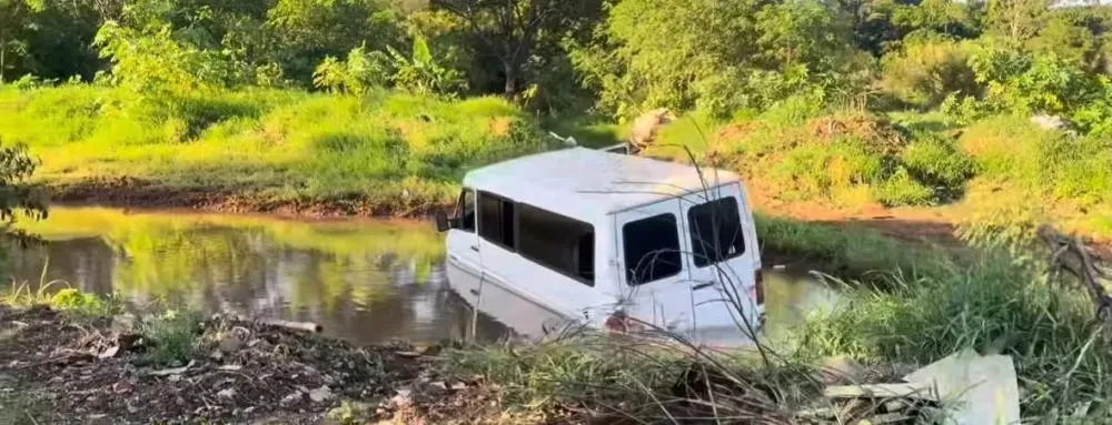 Van com sete trabalhadores rurais cai em represa em Bandeirantes