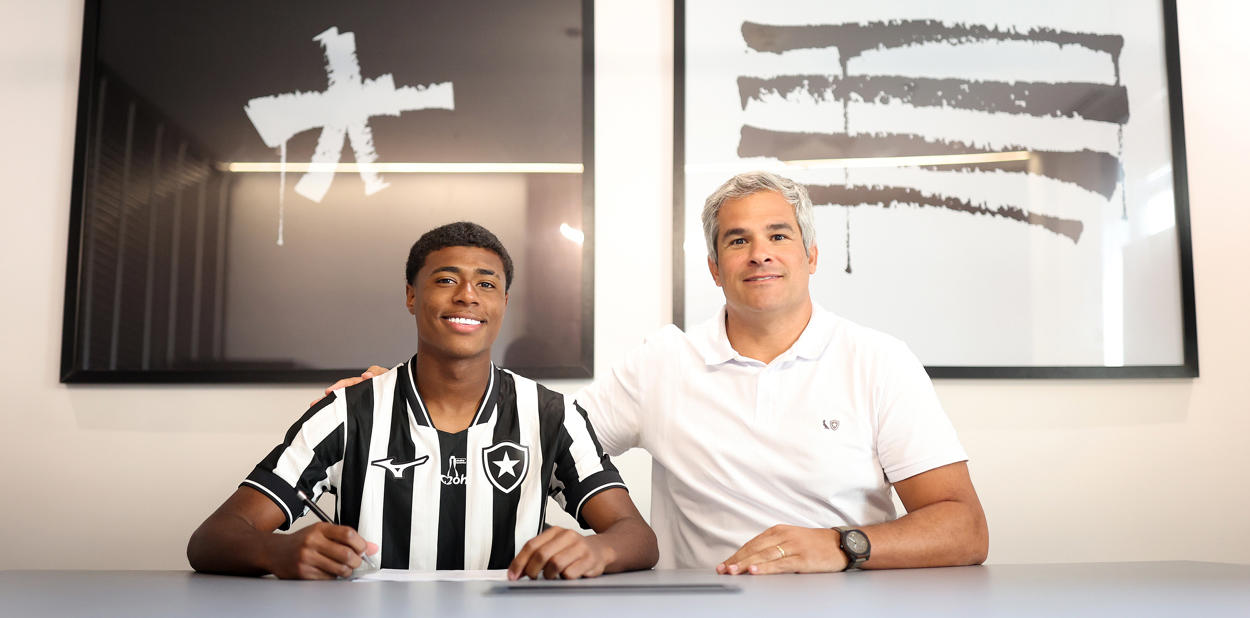 Botafogo assina primeiro contrato profissional com atacante Cauã Machado