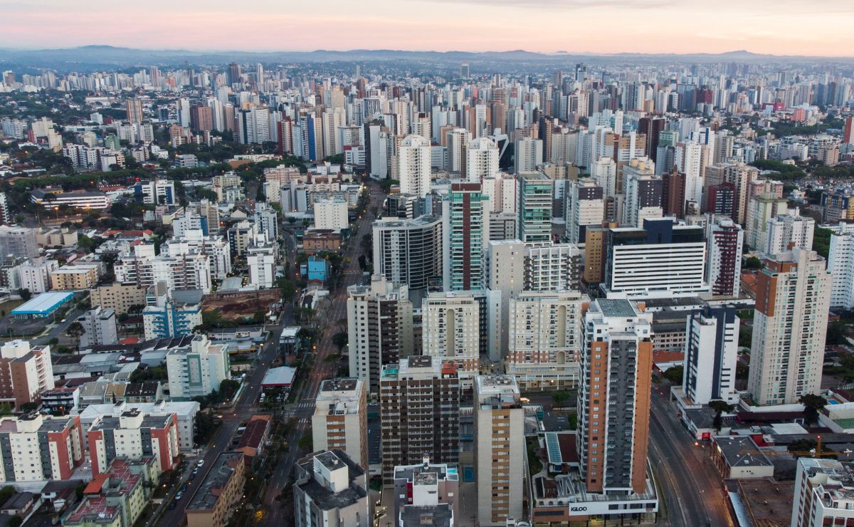 Veja o que abre e fecha em Curitiba no domingo de eleição