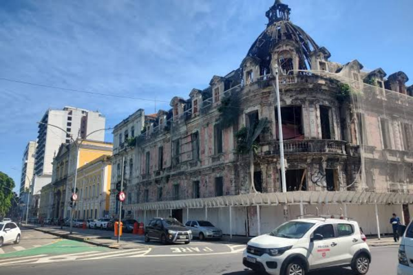 Prefeitura remove pessoas do Palacete Imperial, interditado desde 2008