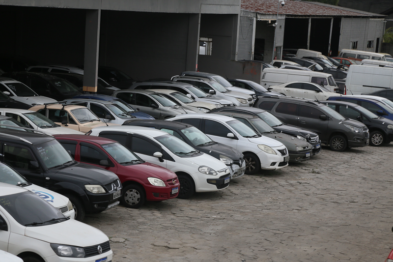 Curitiba leiloa 30 veículos apreendidos em fiscalização na quarta-feira