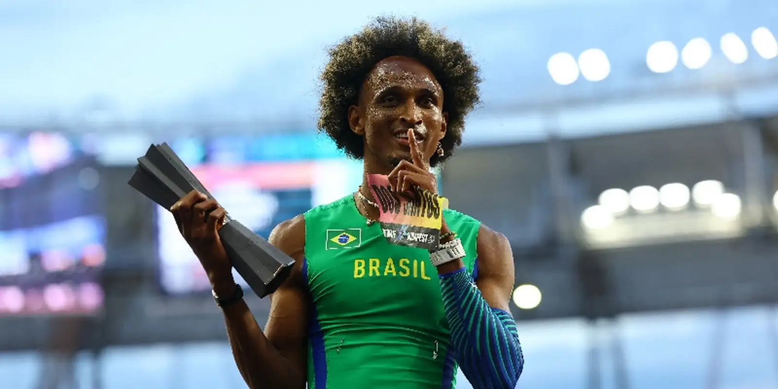 Alison dos Santos vence os 400 m com barreiras no Mundial Ultimate