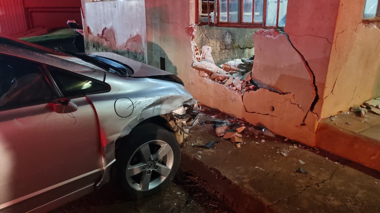 Civic invade residência e deixa duas pessoas feridas em Cascavel