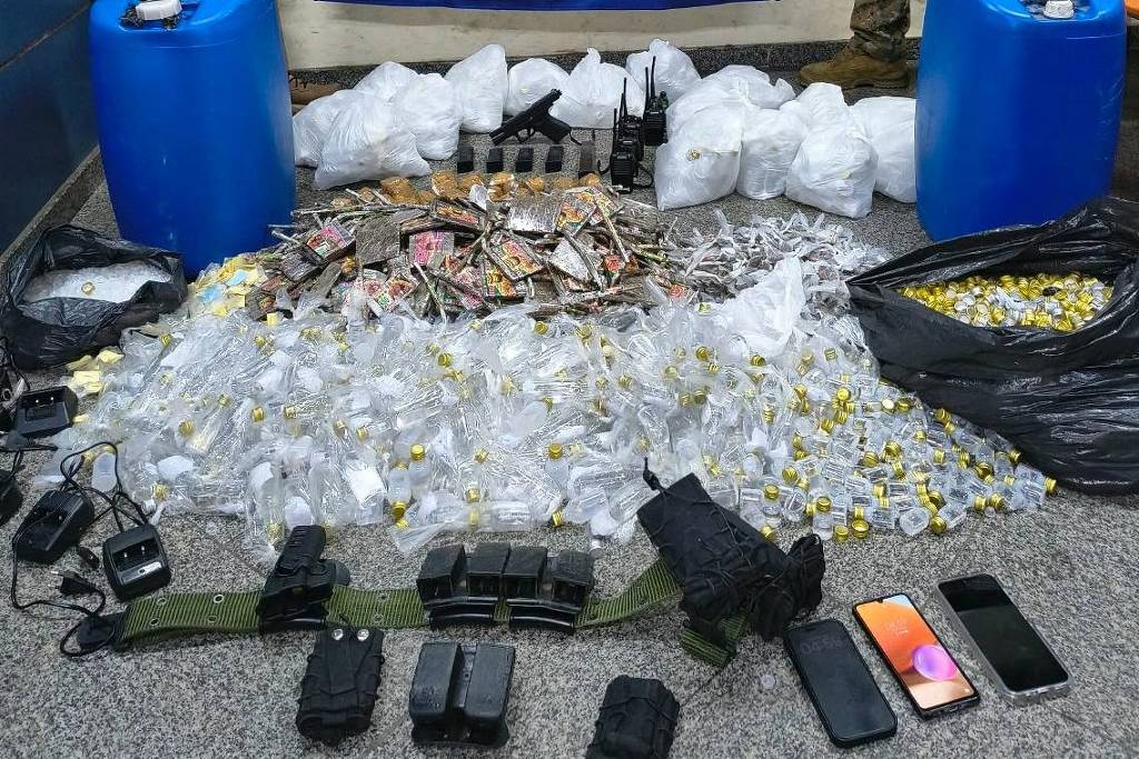 Ônibus e lixeiras são usados como barricadas durante ação na Cidade de Deus