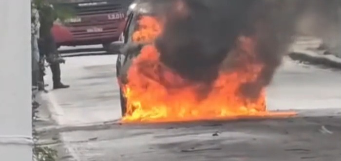 Carro pega fogo e provoca retenção na Avenida Ary Parreiras, em Icaraí