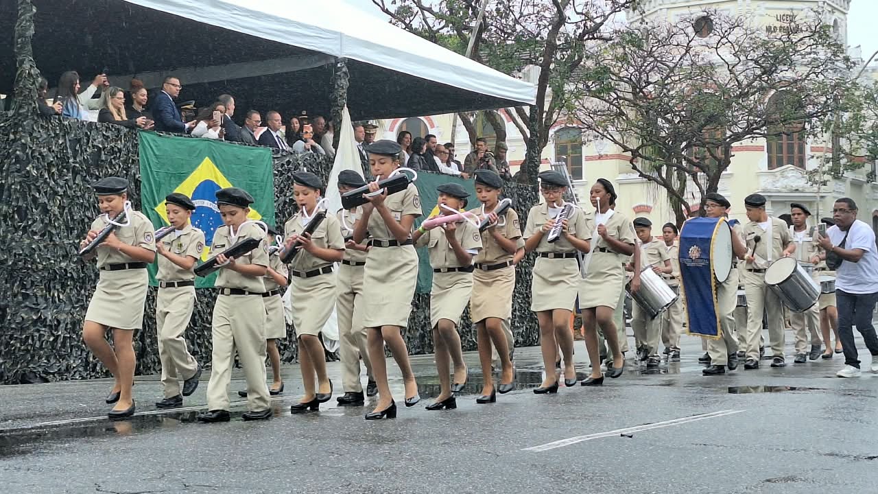 Chuva não impede desfile de 7 de Setembro no Centro de Niterói