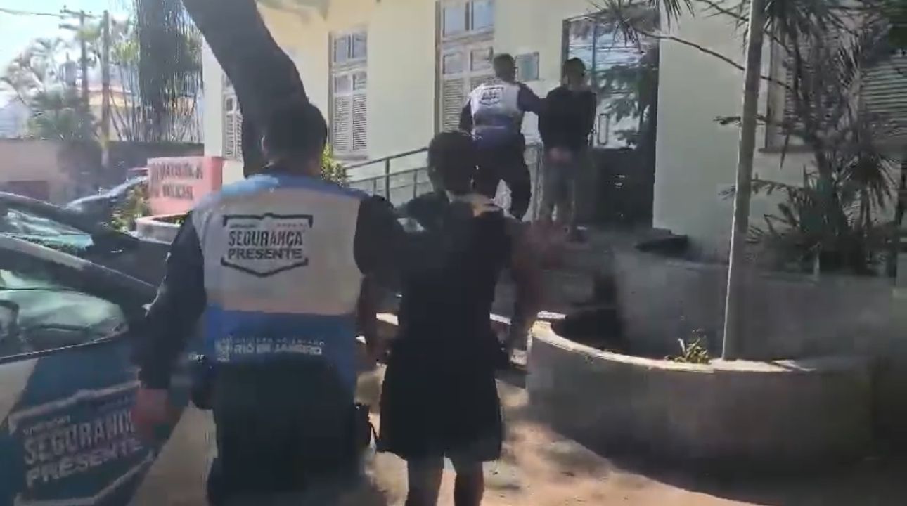 Homem é preso durante entrega de maconha por aplicativo em Pendotiba