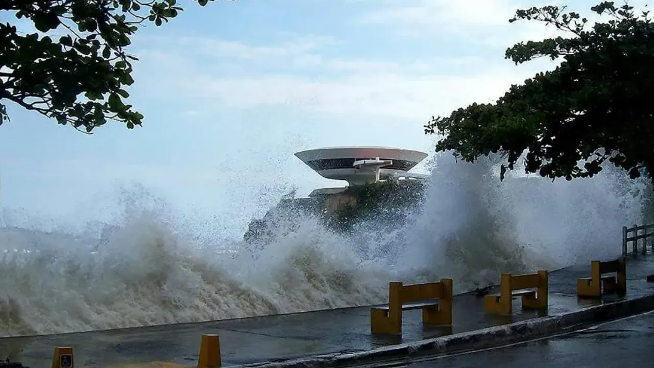 Ressaca atinge praias oceânicas de Niterói a partir de segunda-feira