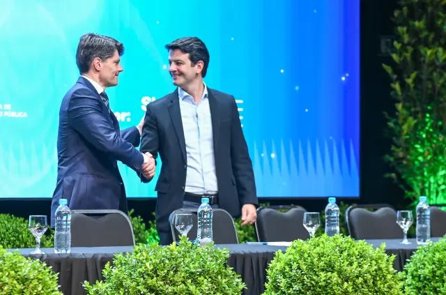 Curitiba e Pinhais recebem reconhecimento do TCE-PR por gestão pública