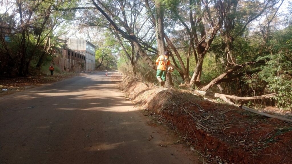 Limpeza do Córrego Cascavel ocorre em Goiânia até sexta-feira (28)