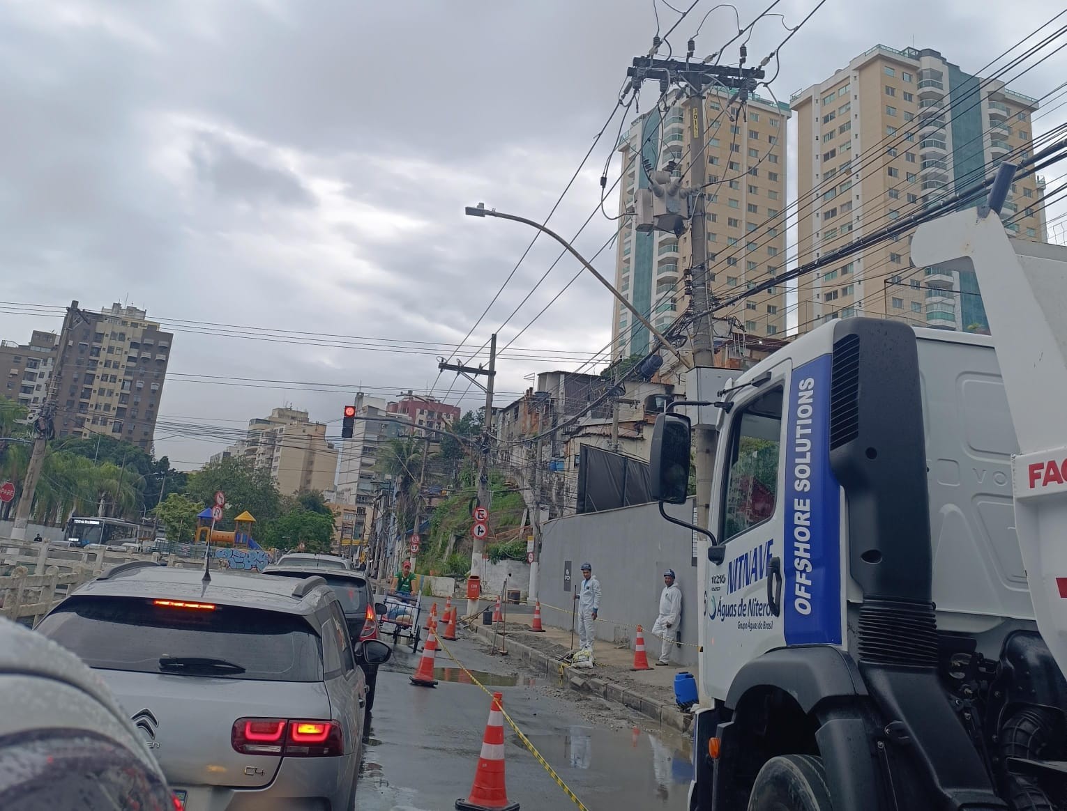 Trânsito é liberado na Ary Parreiras após obras de saneamento em Icaraí