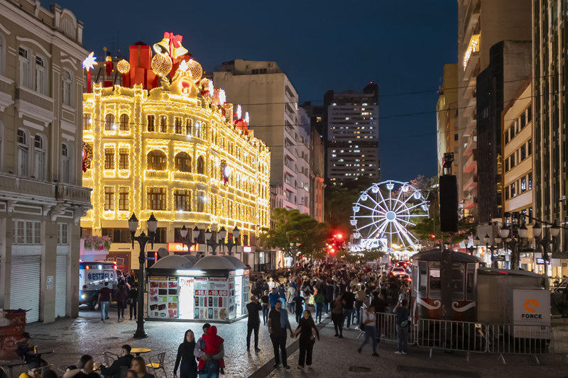 Natal de Curitiba tem previsão de movimentar R$ 800 milhões em 2026