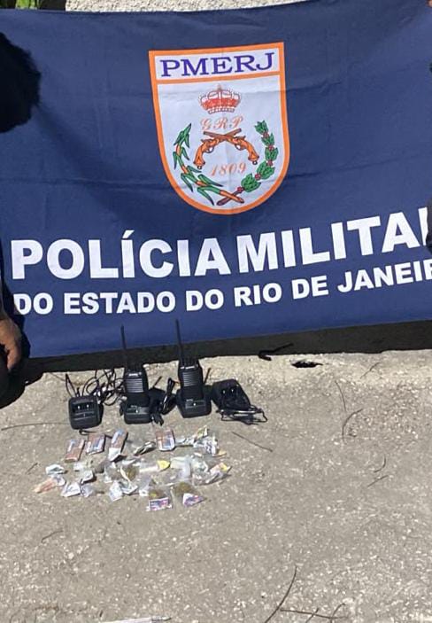 PM apreende drogas e prende homem durante patrulhamento em Itaipuaçu