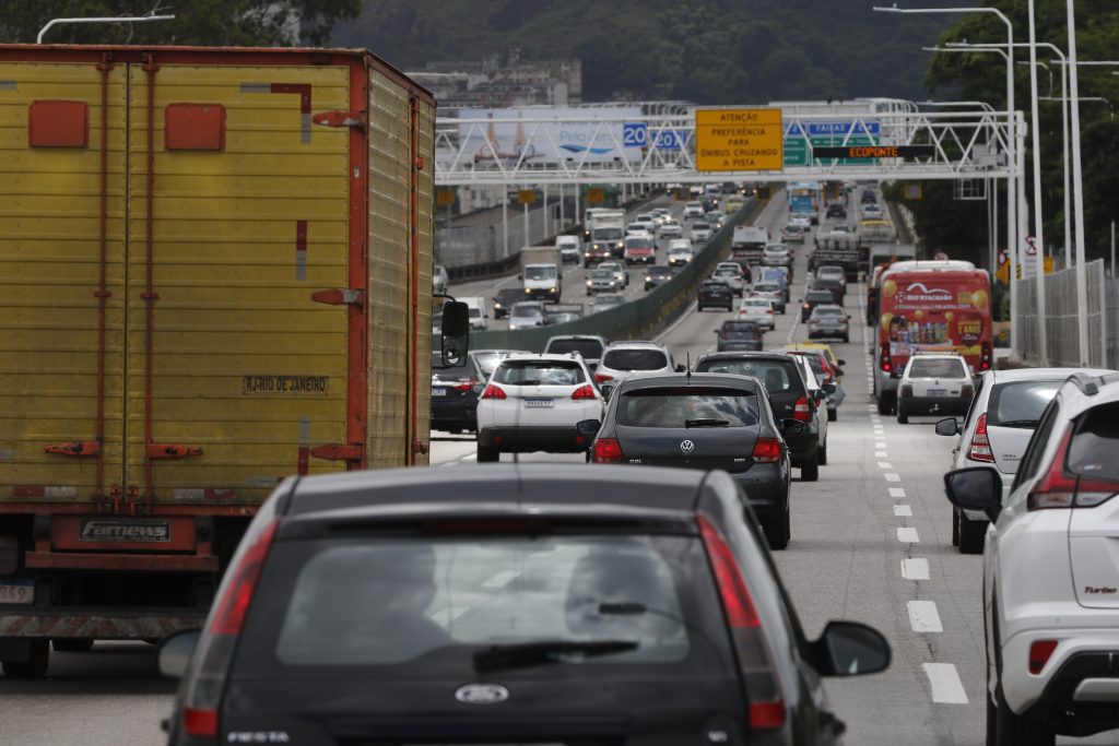 Acidente na Ponte Rio-Niterói causa retenções em vias do Rio