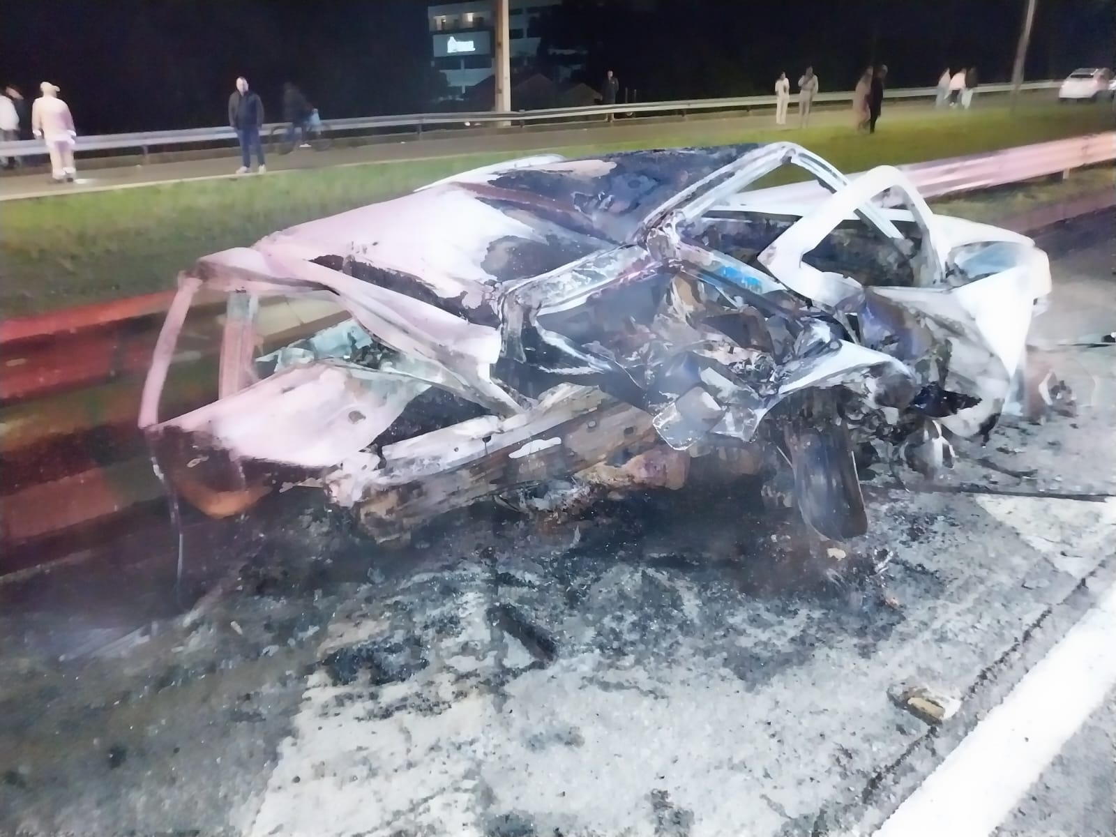 Motorista morre após carro pegar fogo em acidente na BR-116, na RMC