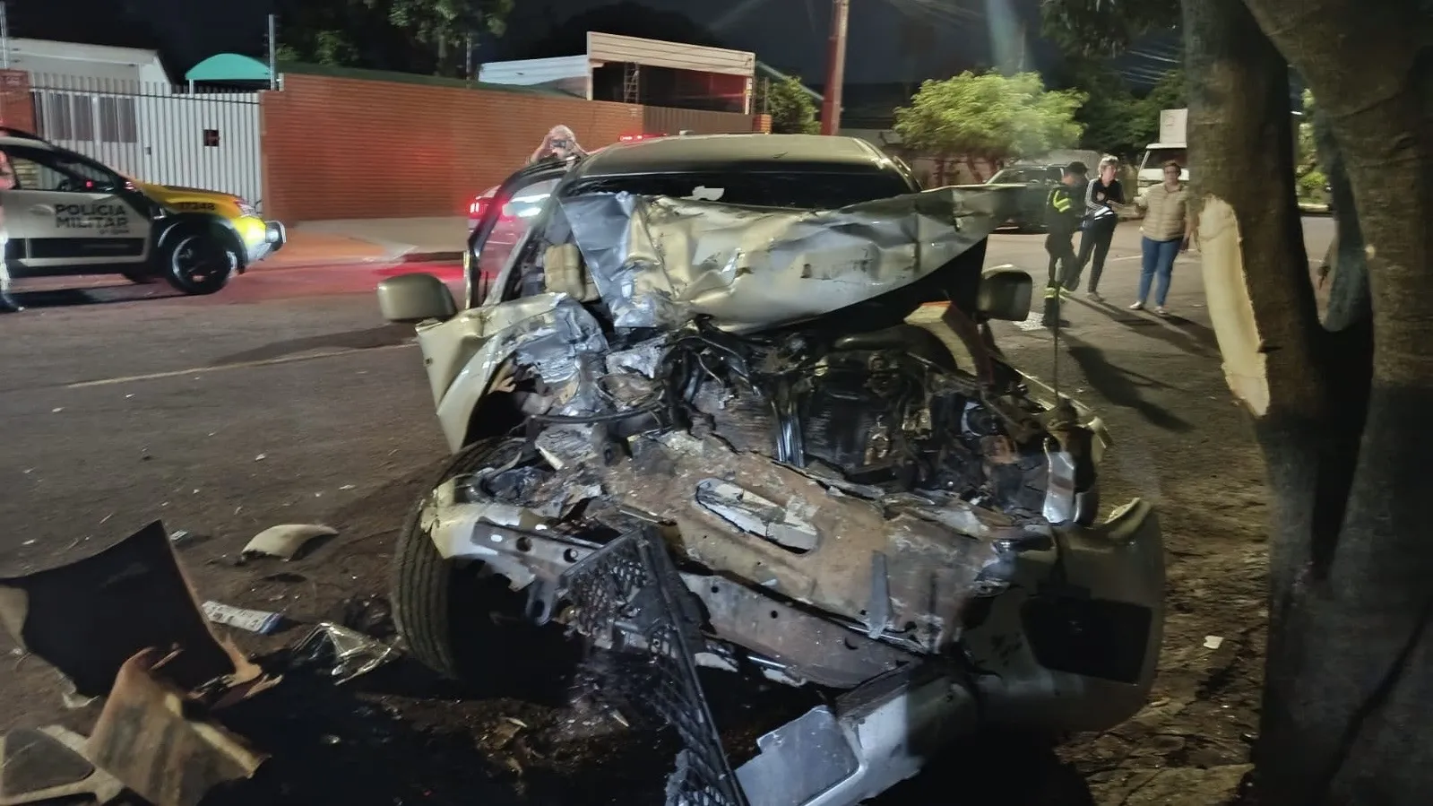 Motorista fica ferido após Frontier bater em caminhão e árvore em Cascavel