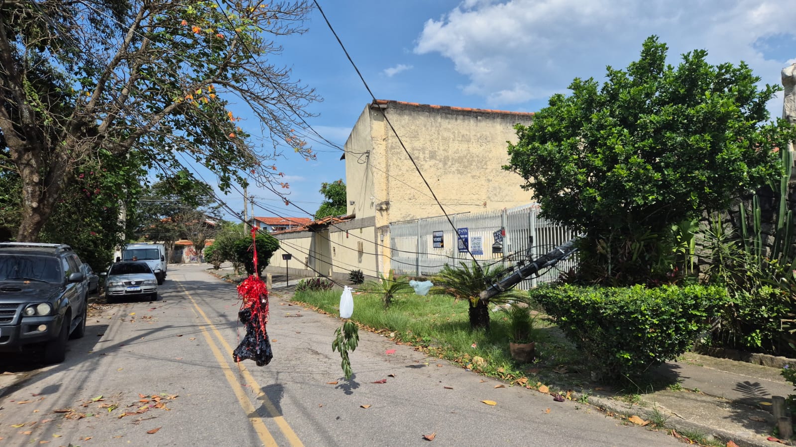 Rua de Piratininga fica sem energia após temporal e tem cabos baixos